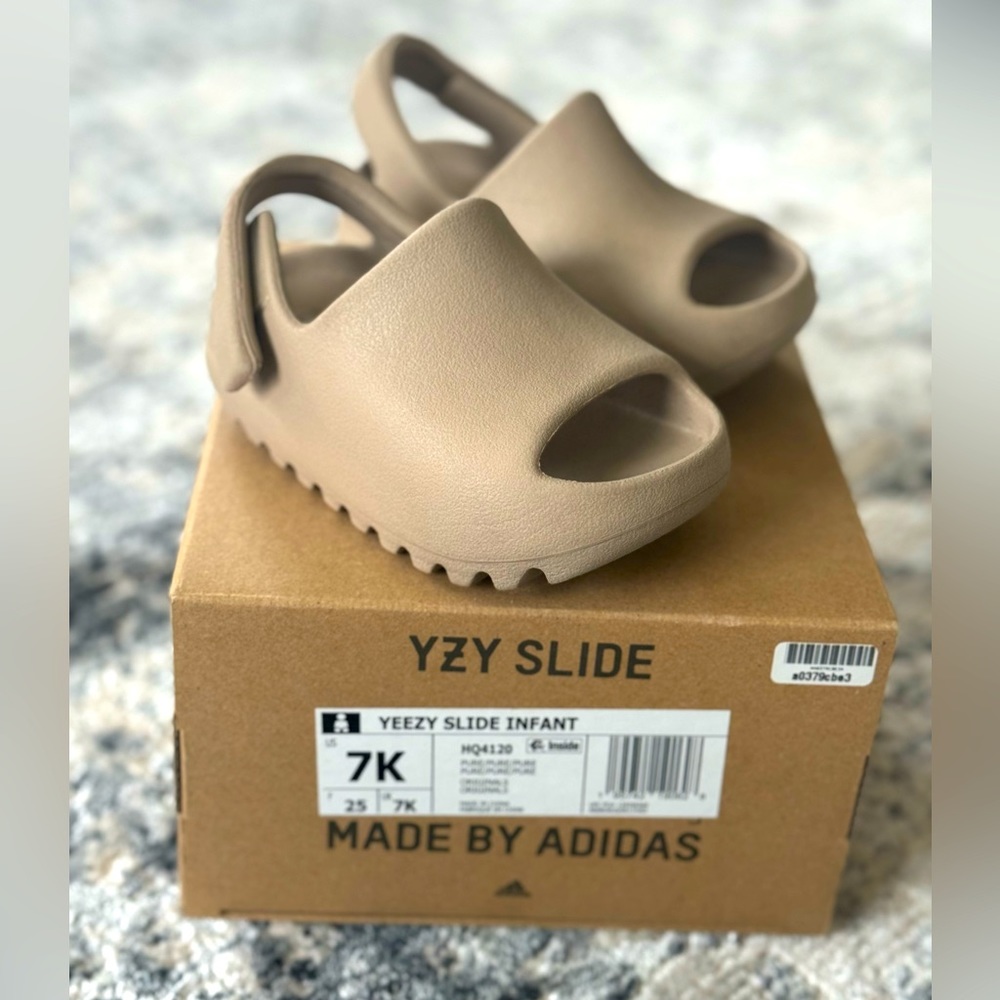 Infant YEEZY slide. Size 7k